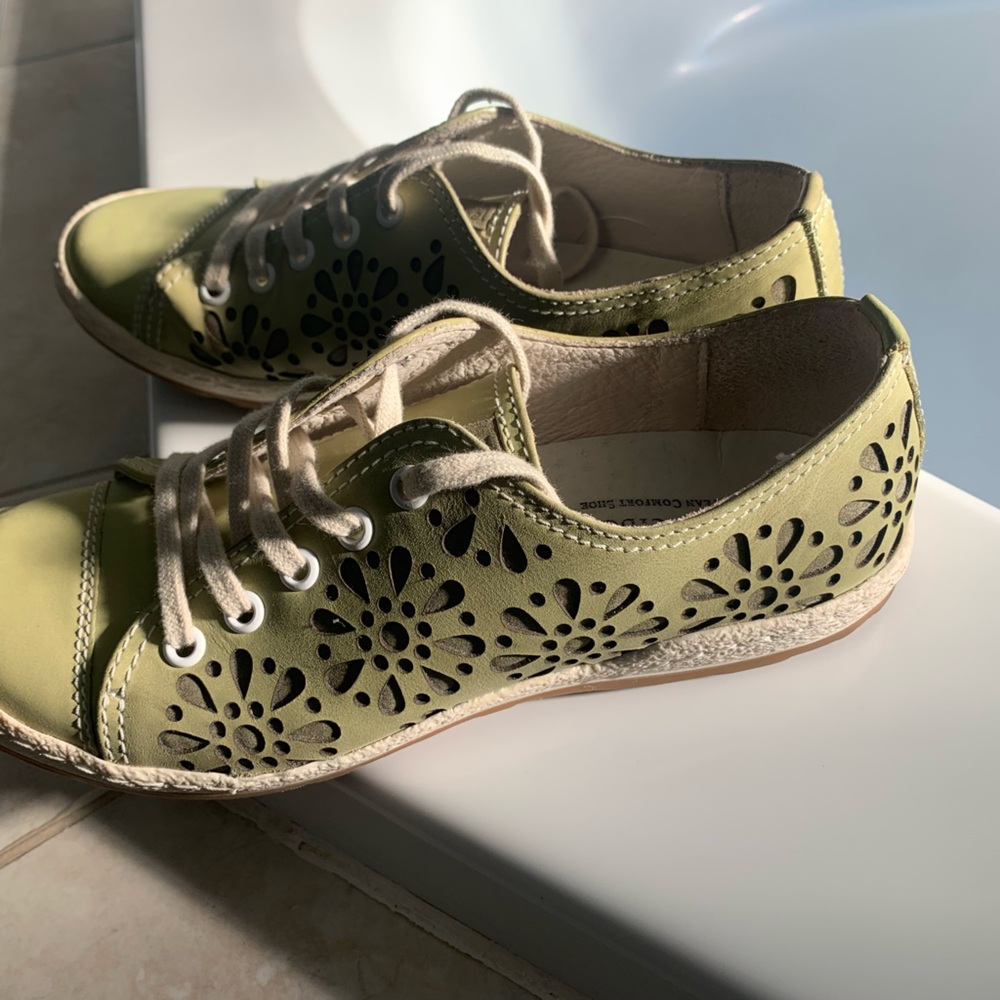 Casual Floral Cutout Lace-Up Sneakers - Light Green